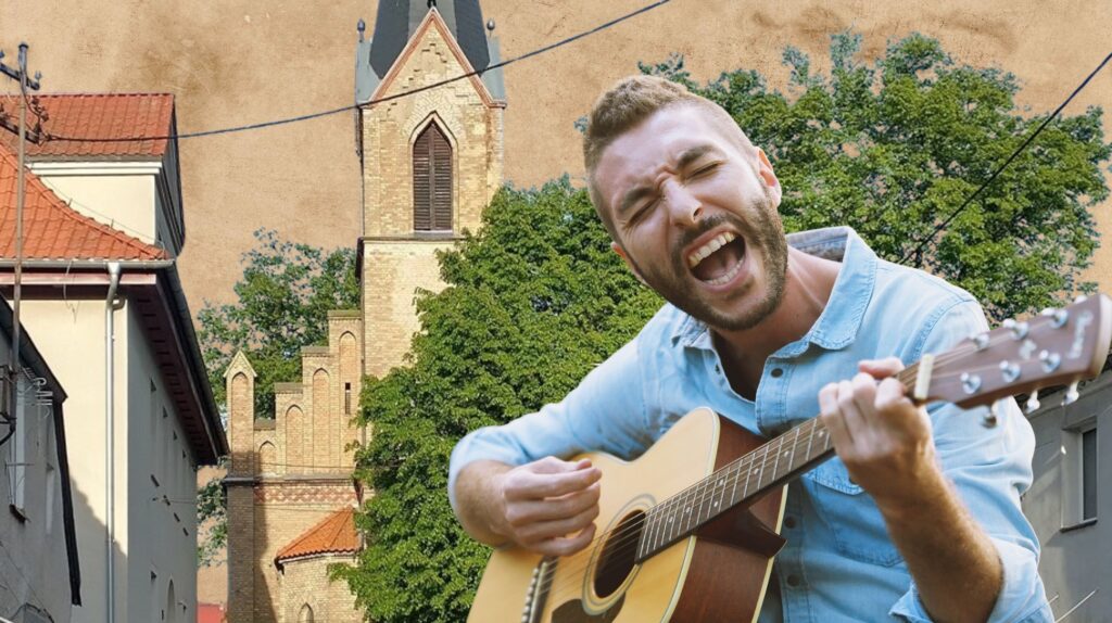 Mężczyzna grający na gitarze w mieście.