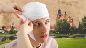 Mężczyzna z opatrunkiem na głowie w parku.