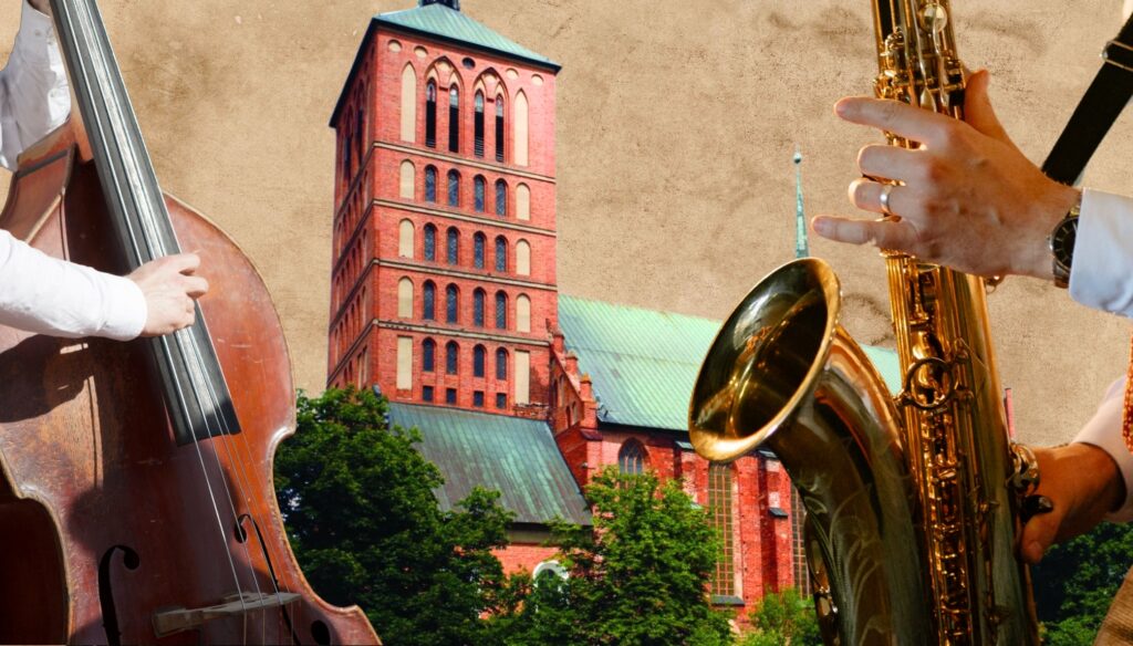Muzyk grający na kontrabasie i saksofonie z tłem budowli.