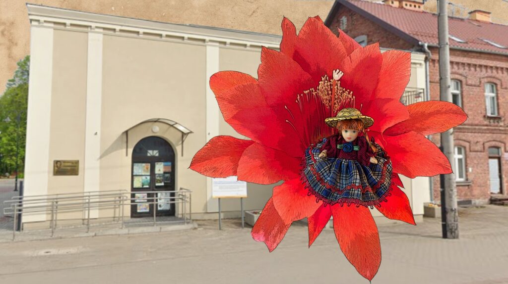 Wizerunek lalki na tle budynku i kwiatów.