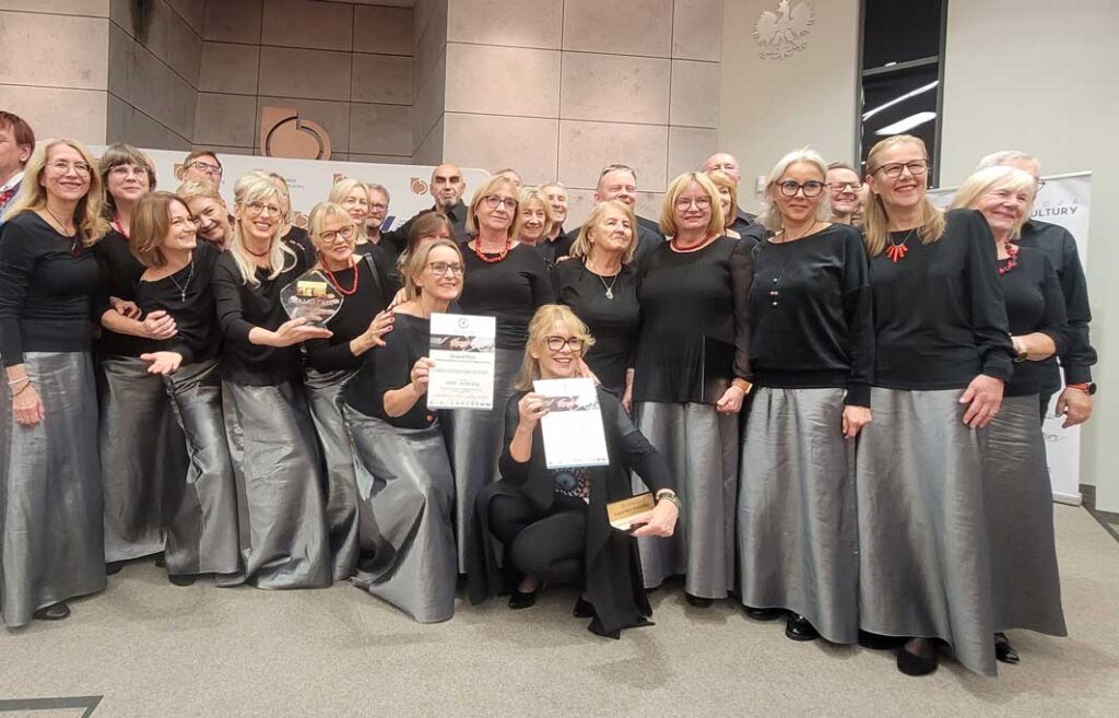 Grupa kobiet w strojach wieczorowych na wydarzeniu.