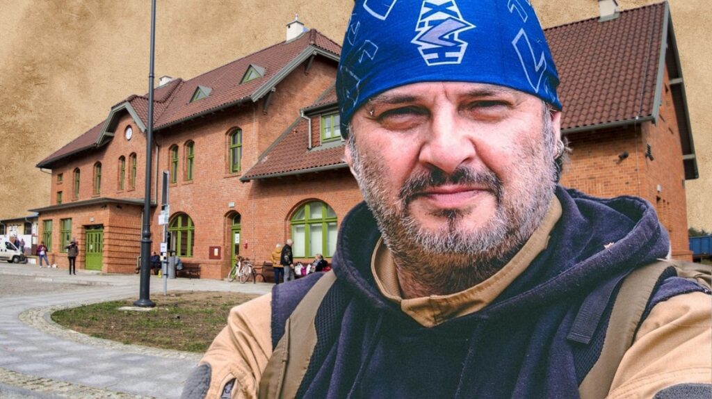 Mężczyzna na tle budynku.