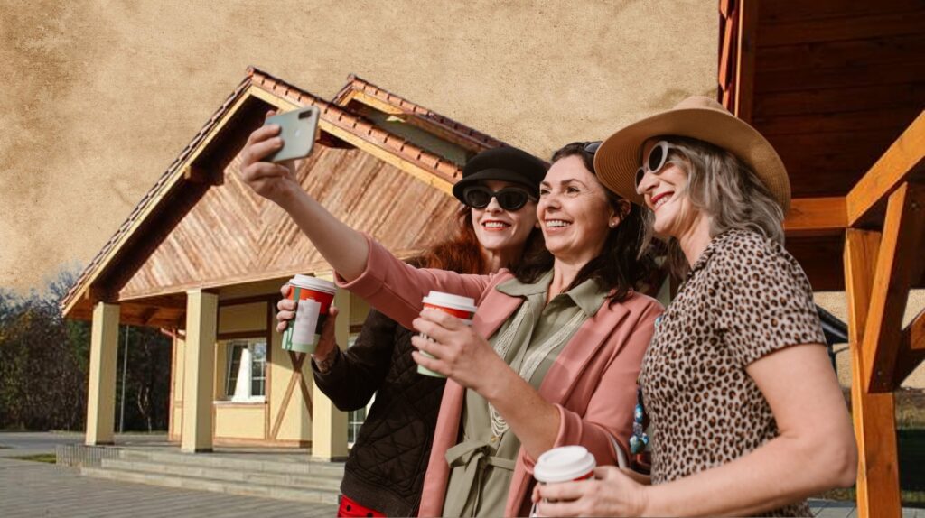 Grupa przyjaciół robi selfie z kawą w ręku.