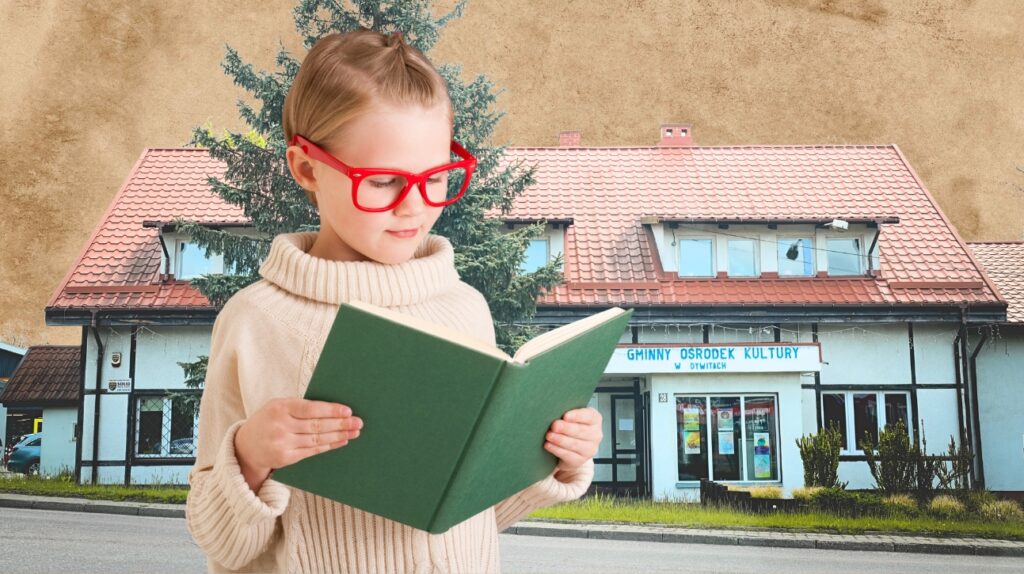 Dziecko w okularach czyta zieloną książkę przed budynkiem.