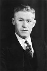 Czarnobiałe zdjęcie mężczyzny w garniturze.