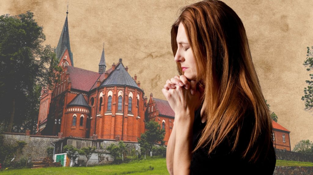 Kobieta modląca się przed kościołem.