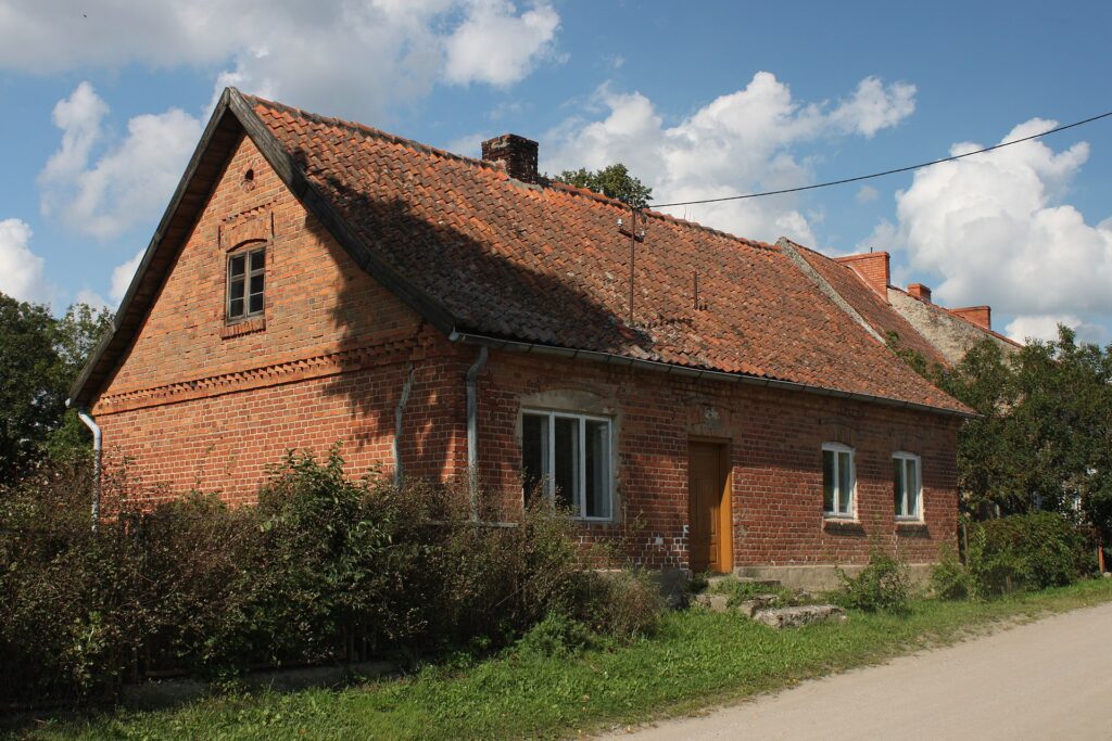 Czerwona ceglana wiejska chata