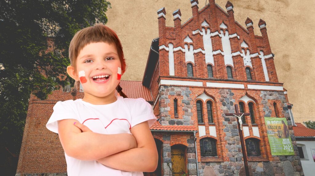 Uśmiechnięta dziewczynka z malowaniem na twarzy przed zabytkowym budynkiem.
