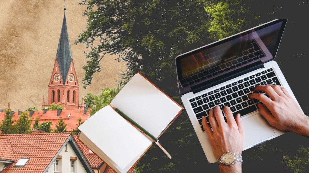 Widok na miasto z dzwonnicą i laptopem.