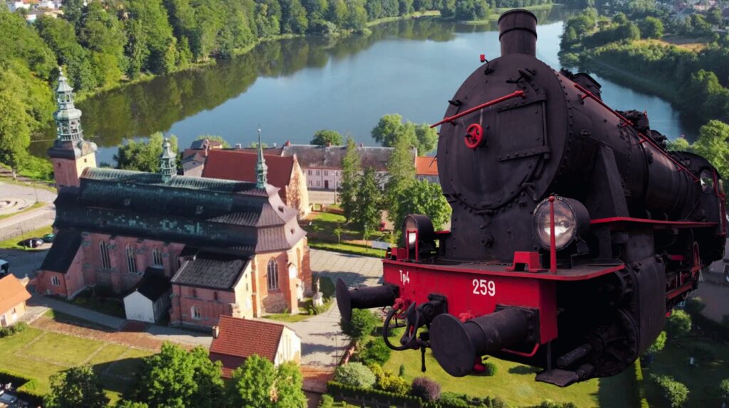 Widok na kościół z parowozem w tle