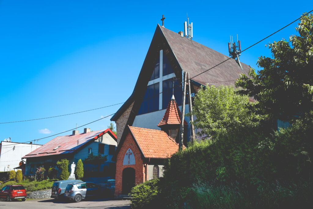 Kościół z charakterystycznym dachem i krzyżem