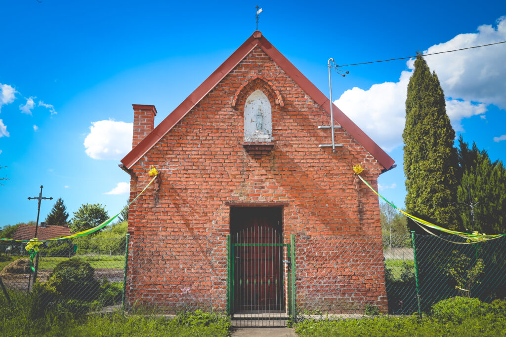 Mały budynek murowany z czerwonej cegły.