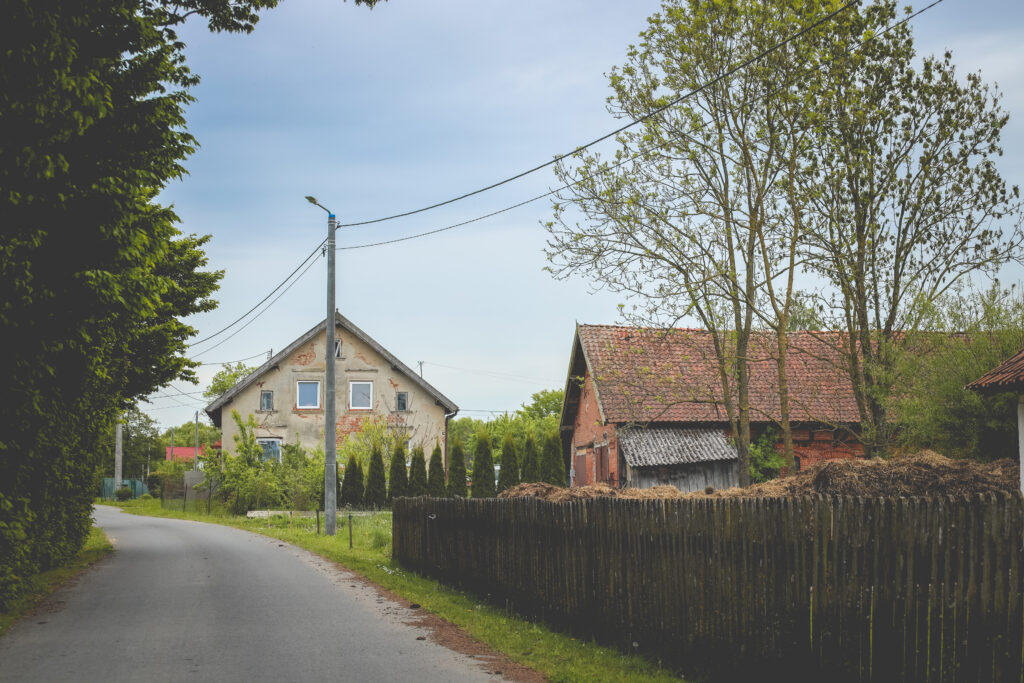 Wiejska droga z domami i drzewami
