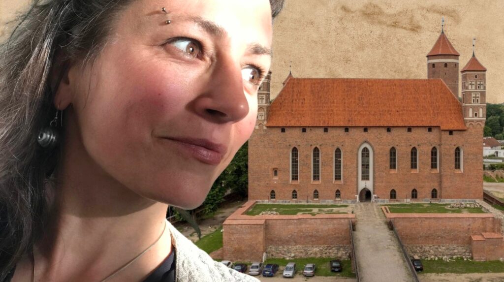 Kobieta z uśmiechem i średniowieczny zamek w tle