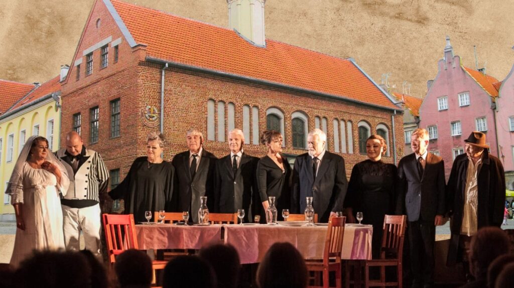 Grupa aktorów na scenie po przedstawieniu.