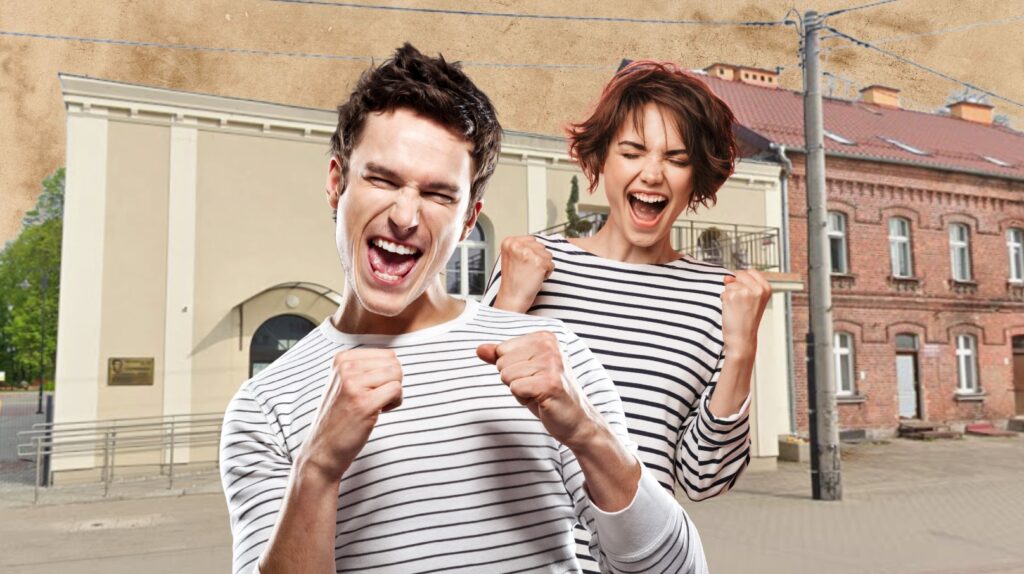 Para radosnych ludzi z uśmiechami na twarzach.