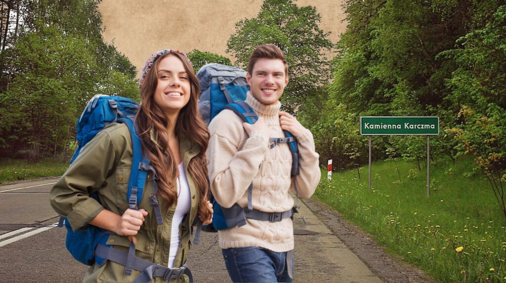 Dwoje turystów z plecakami przy drodze.