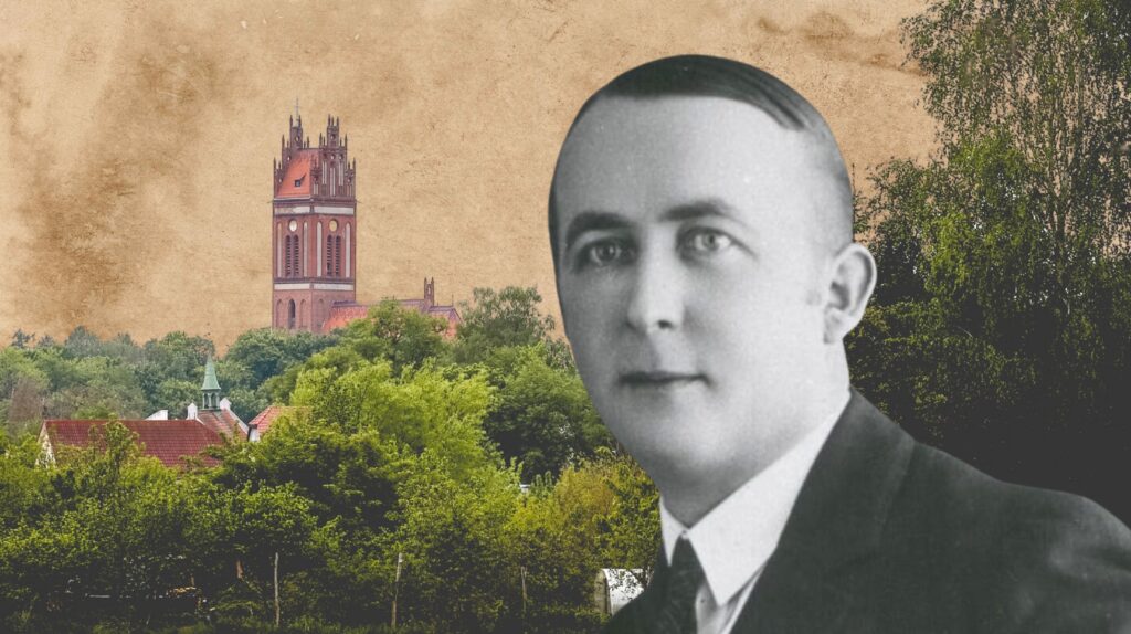 Człowiek w garniturze z widokiem na wieżę kościoła.