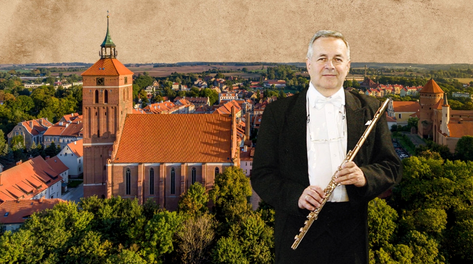 Mężczyzna gra na flecie na tle miasta.