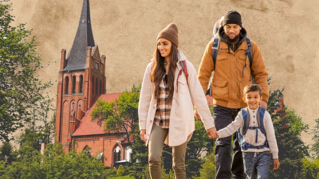 Rodzina spacerująca z uśmiechami w pobliżu kościoła.