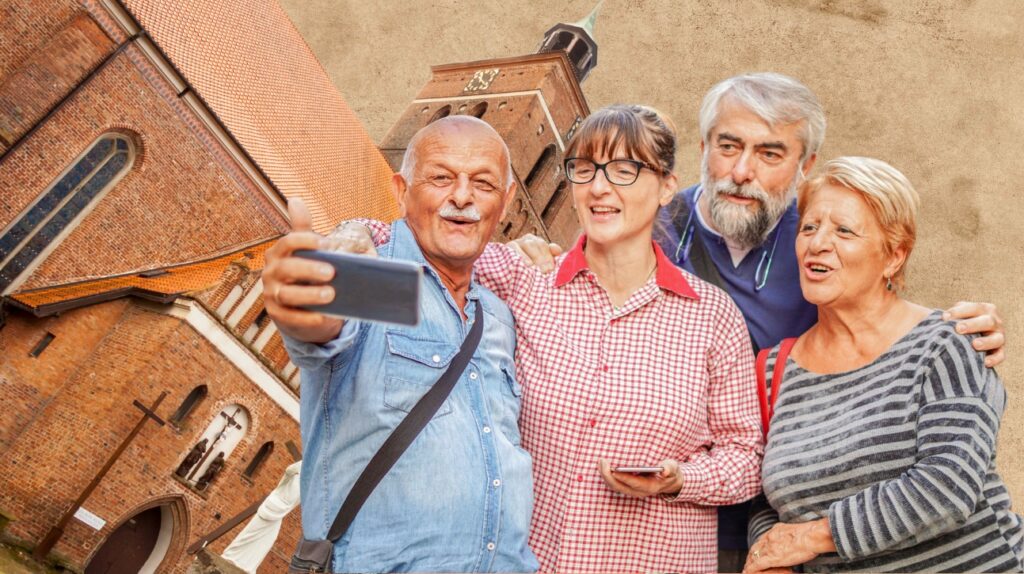 Cztery osoby robią selfie przed kościołem.