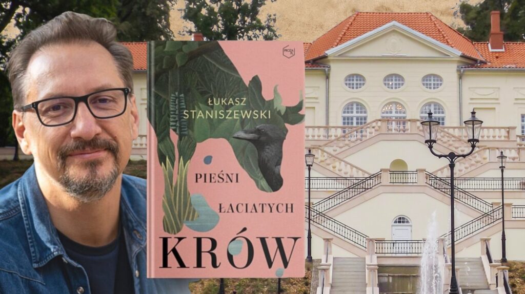 Mężczyzna z książką na tle budynku.