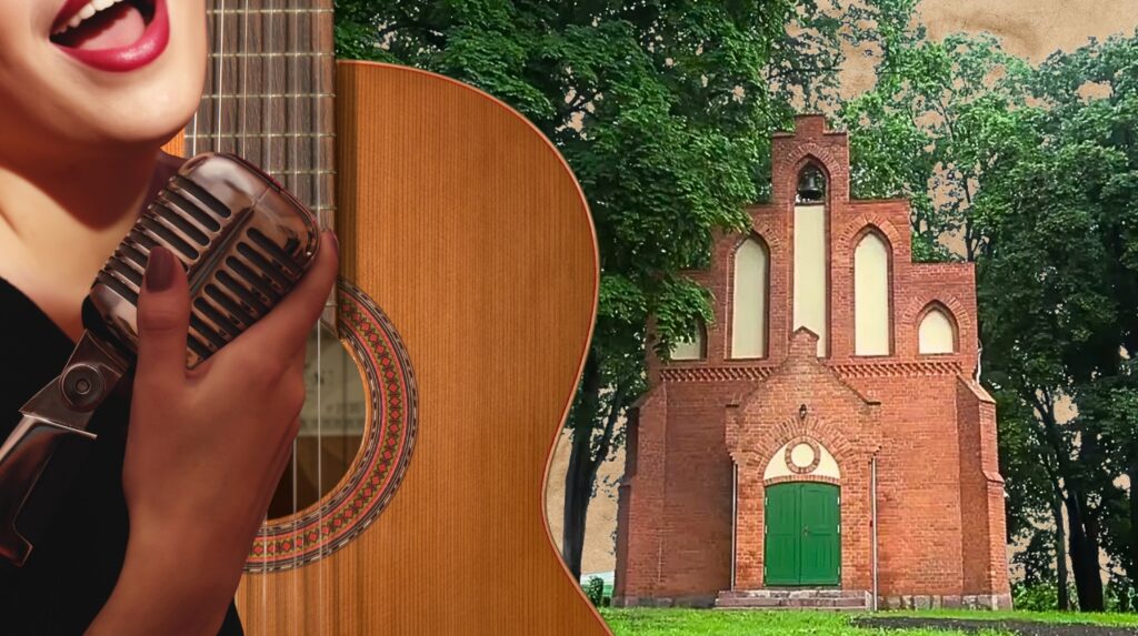 Kobieta śpiewająca z mikrofonem i gitarą, w tle budynek.