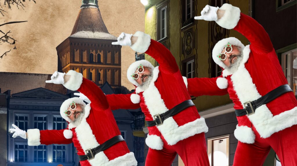 Czterej Mikołaje tańczący na ulicy