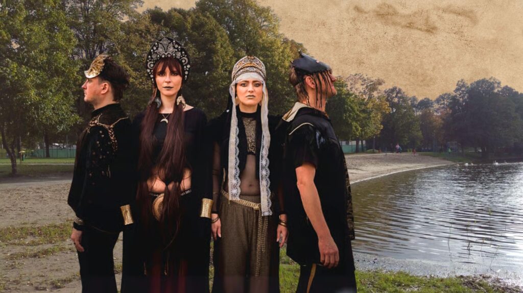 Cztery osoby stylizowane w odzieży inspirowanej kulturą.