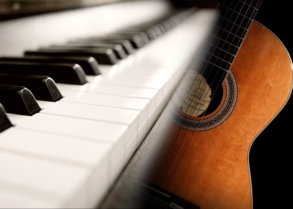 Klawiatura fortepianu i gitara.