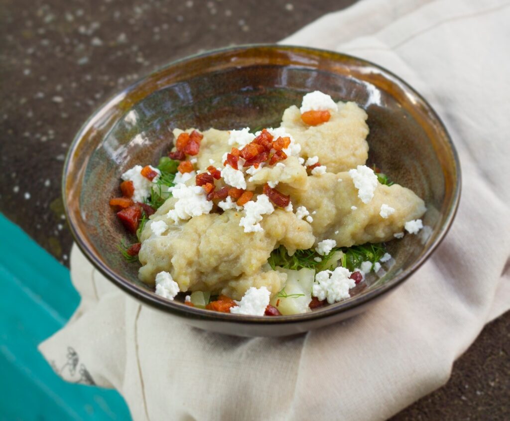 Talrz z daniem ziemniaczanym w sosie