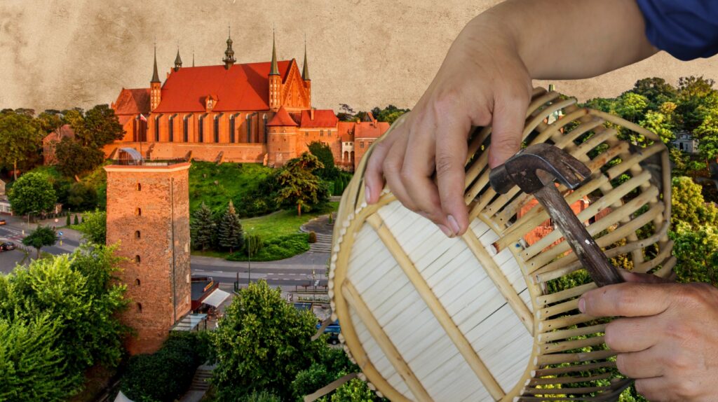 Ręka trzymająca kosz i młotek, w tle zamek.