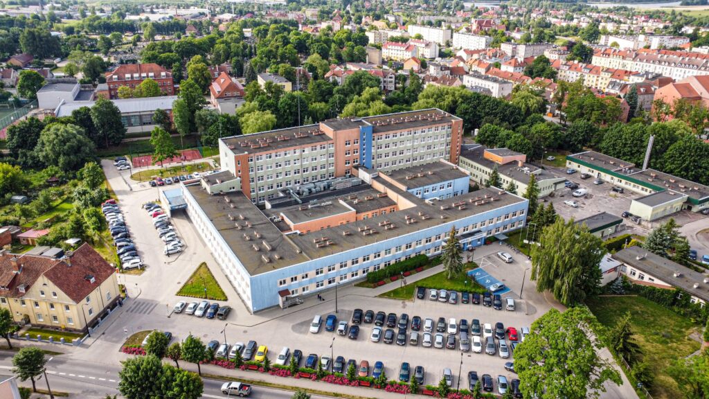 Widok panoramiczny na budynki i parkingi w mieście.