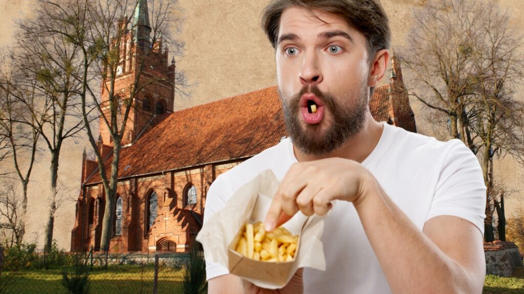 Mężczyzna jedzący frytki przed kościołem.