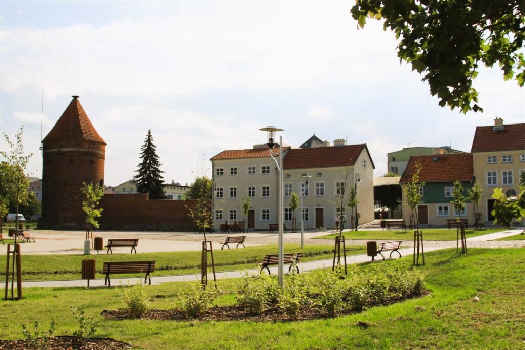 Widok na architekturę miejską z wieżą i domami.