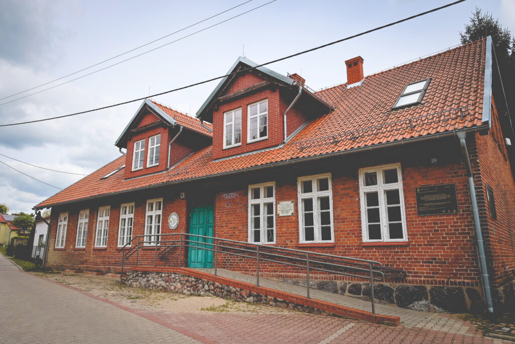 Czerwony budynek z zielonymi drzwiami