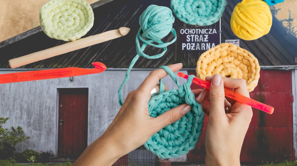 Osoba szydełkująca kolorowy koszyk