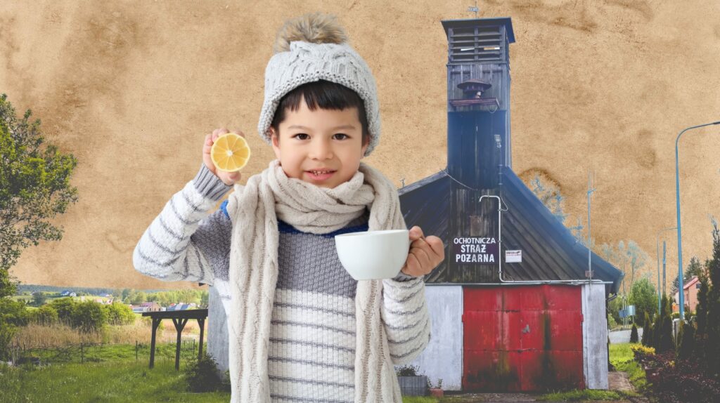 Chłopiec trzymający cytrynę i filiżankę.