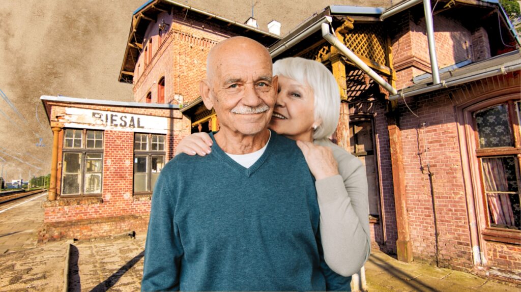 Starsza para przy stacji kolejowej.