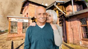 Starsza para przy stacji kolejowej.