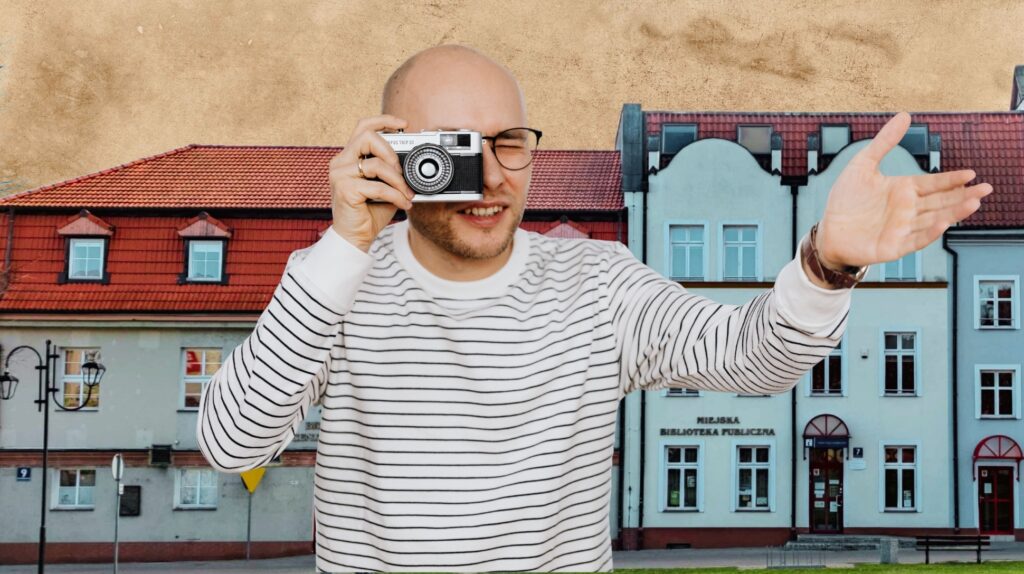 Mężczyzna robiący zdjęcie aparatem.