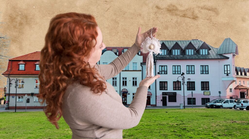 Kobieta trzyma ręcznie robioną dekorację w parku.