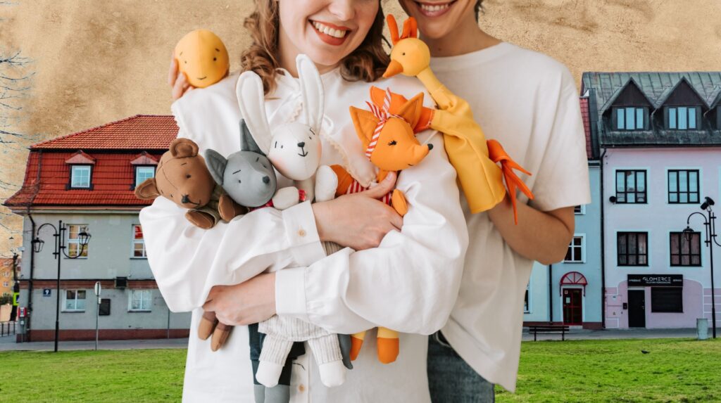 Dwie kobiety trzymają pluszowe zabawki.