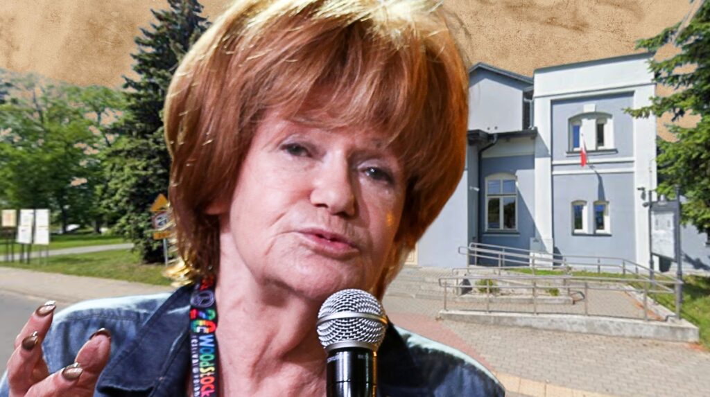 Kobieta przemawiająca do mikrofonu przed budynkiem.