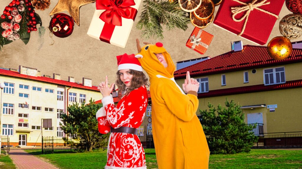 Para osób w strojach świątecznych na tle budynku.