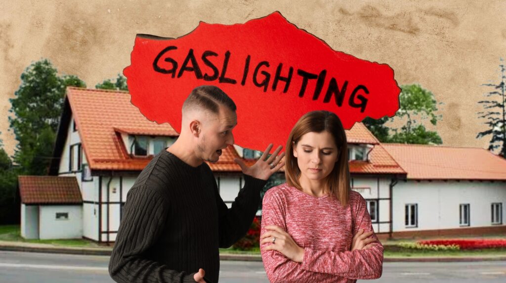 Mężczyzna kłóci się z kobietą na tle domu.