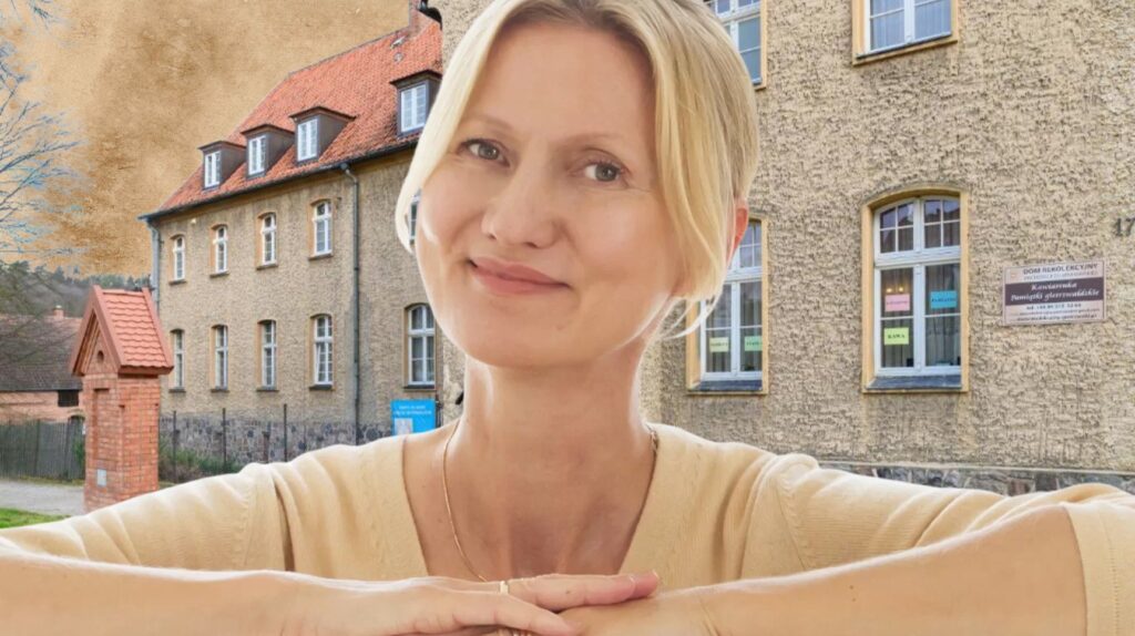 Uśmiechająca się kobieta przed budynkiem.