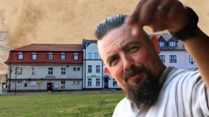 Mężczyzna przed budynkiem biblioteki.