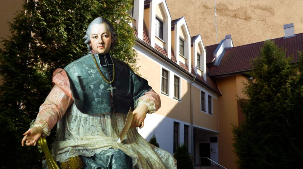 Postać w historycznym stroju na tle budynku.