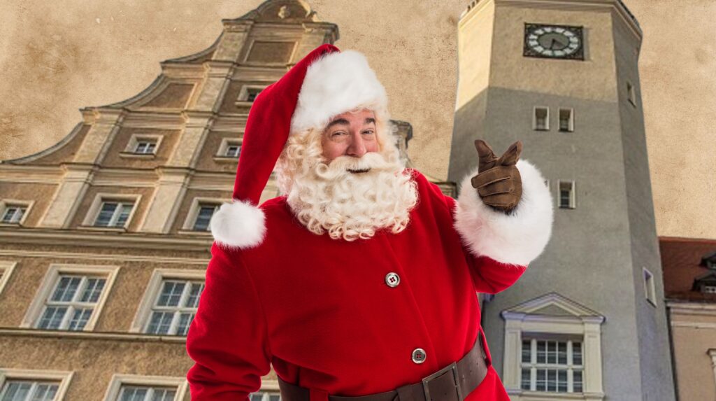 Mężczyzna przebrany za Świętego Mikołaja na tle budynku.